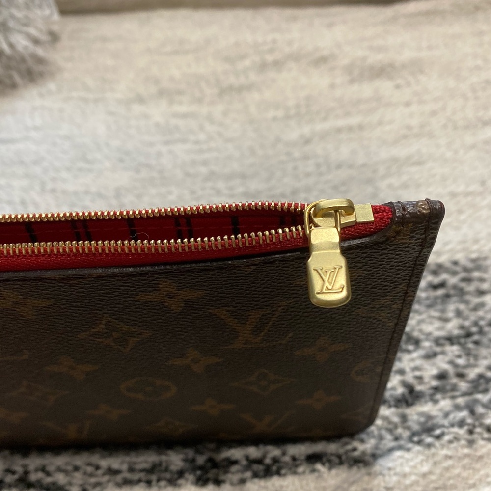 Louis Vuitton Monogram Neverfull Pochette - Picture 6 of 7